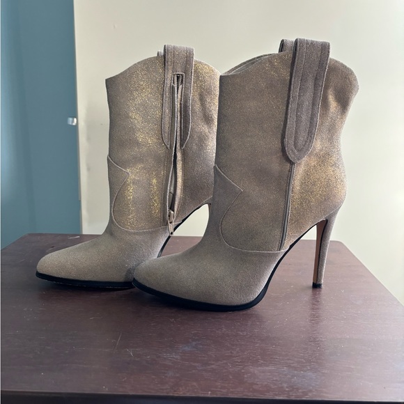 Tan and gold ankle boots. - Picture 6 of 8